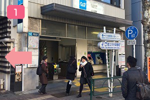 広尾駅２番出口を出たら右手にお進みください。